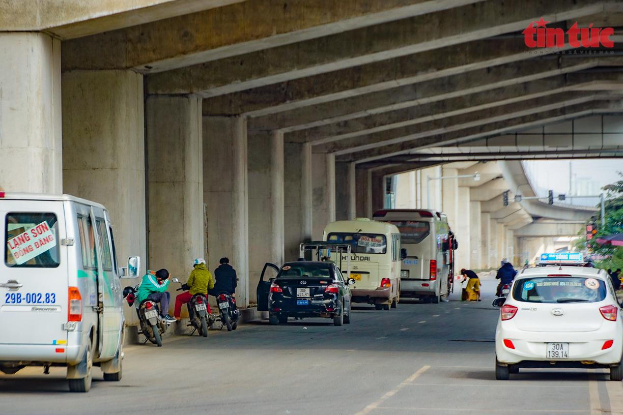 Quán trà đá, rác thải, hàng rong... bủa vây dọc tuyến đường sắt đô thị Cát Linh-Hà Đông