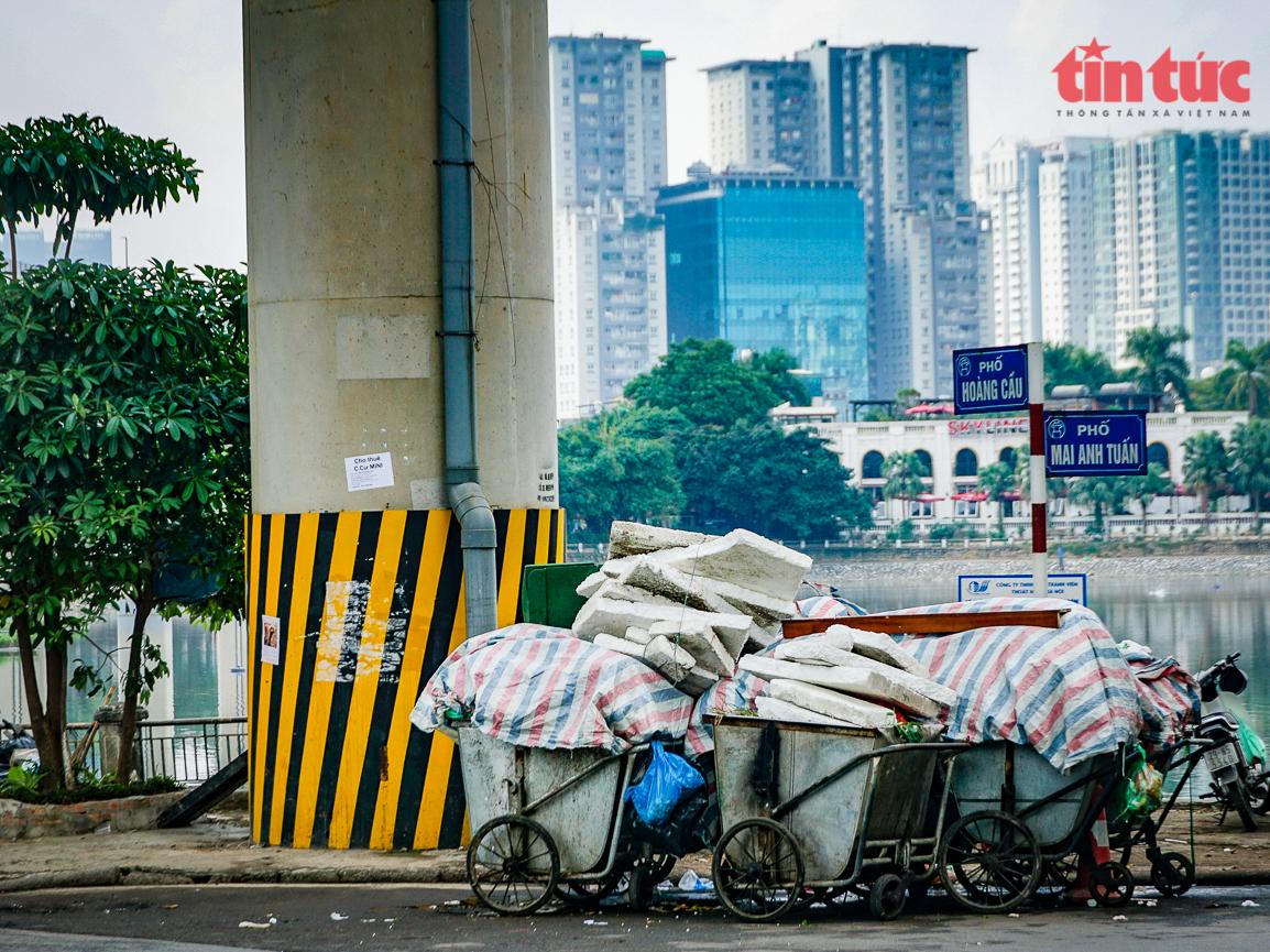 Quán trà đá, rác thải, hàng rong... bủa vây dọc tuyến đường sắt đô thị Cát Linh-Hà Đông