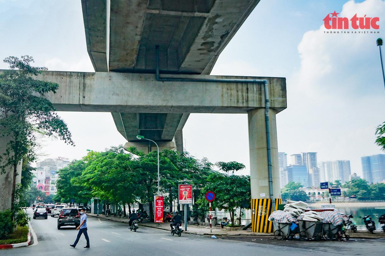 Quán trà đá, rác thải, hàng rong... bủa vây dọc tuyến đường sắt đô thị Cát Linh-Hà Đông