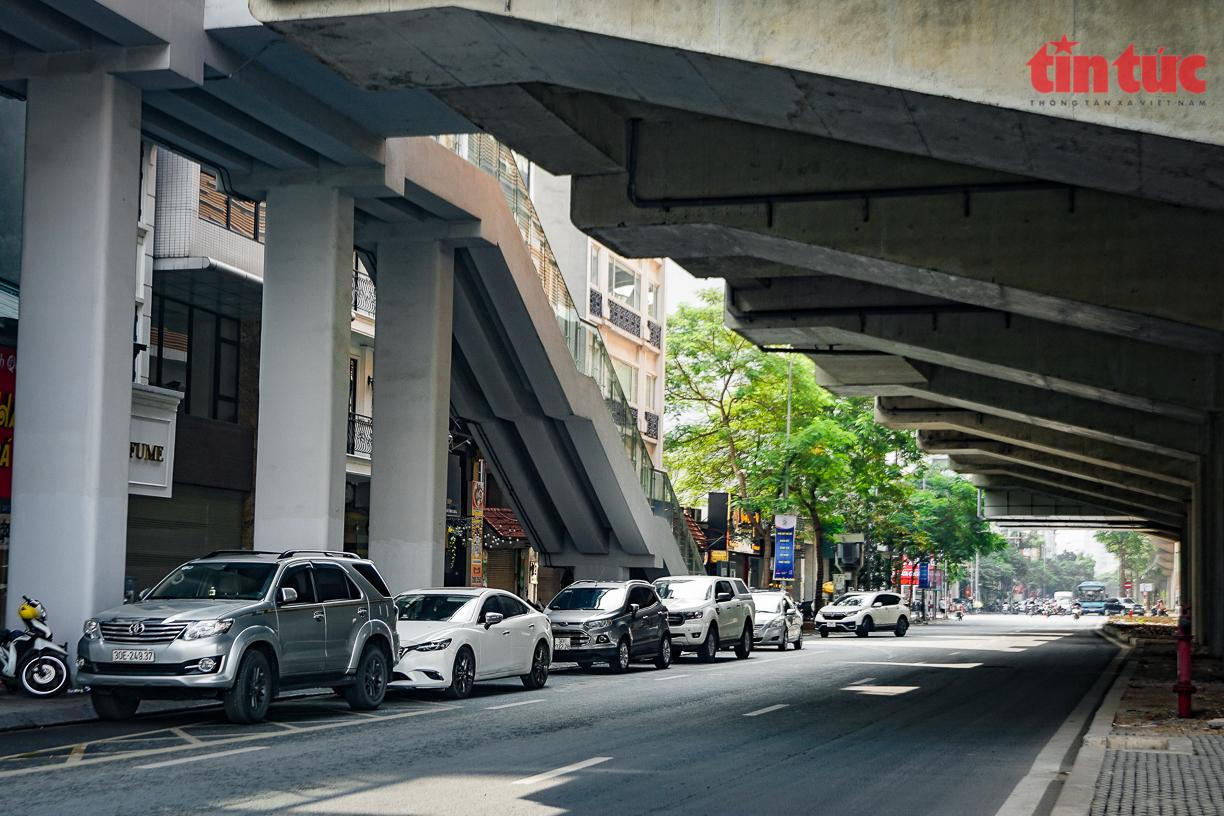 Quán trà đá, rác thải, hàng rong... bủa vây dọc tuyến đường sắt đô thị Cát Linh-Hà Đông