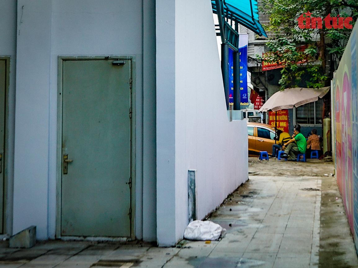 Quán trà đá, rác thải, hàng rong... bủa vây dọc tuyến đường sắt đô thị Cát Linh-Hà Đông