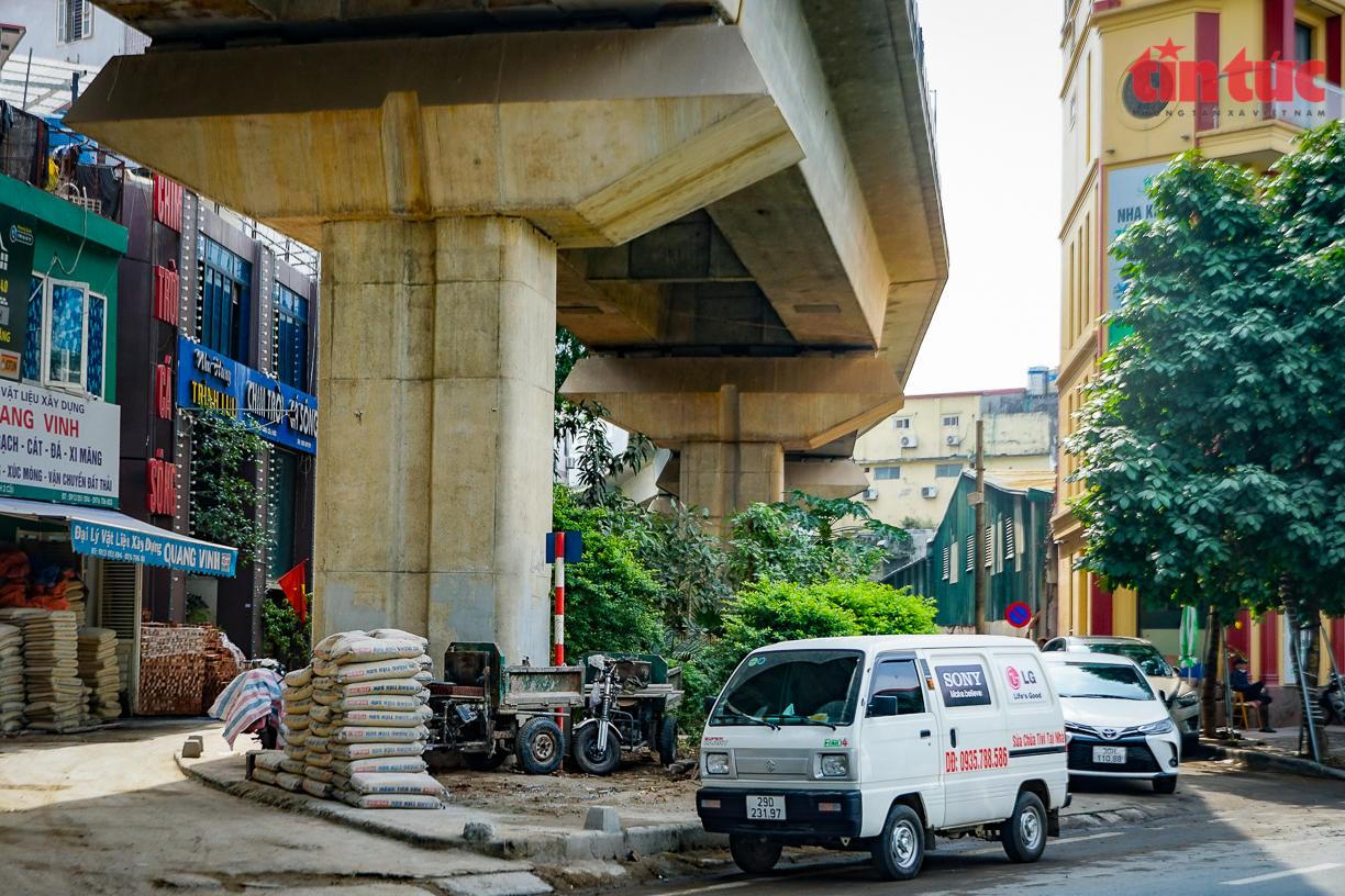 Quán trà đá, rác thải, hàng rong... bủa vây dọc tuyến đường sắt đô thị Cát Linh-Hà Đông