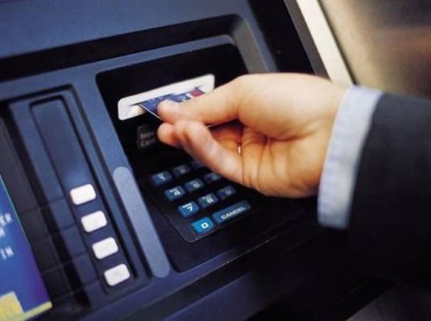 Thẻ từ ATM bị 'khai tử' sau 31/12, khách hàng cần lưu ý gì?