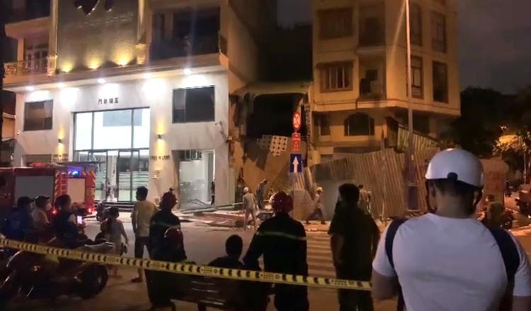 Sập nhà ở TP HCM, 3 người mắc kẹt