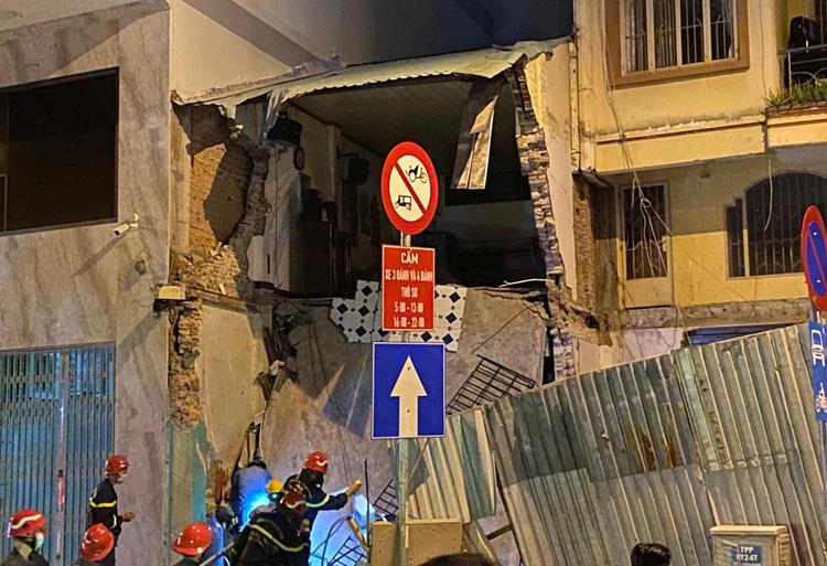 Sập nhà ở TP HCM, 3 người mắc kẹt