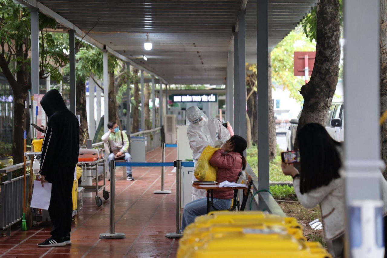 Lo ngại tình trạng nhiều người test nhanh tại nhà kết quả dương tính rồi tự đến bệnh viện khám sàng lọc