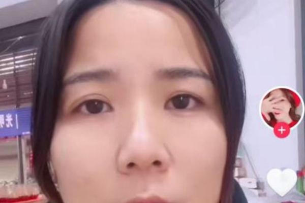 Cụ ông gọi nồi lẩu rồi ngồi đợi 3 tiếng không đụng đũa, phía sau là chuyện xúc động