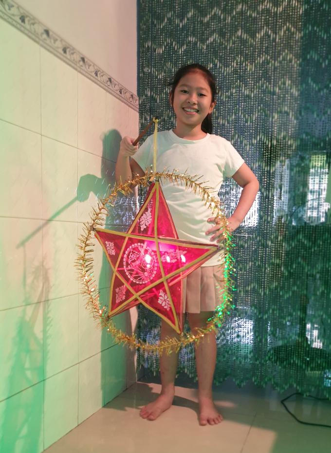 Bà hàng xóm nuôi đứa trẻ mồ côi vì COVID