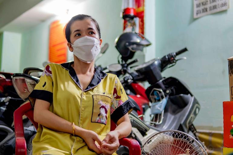 F0 bủa vây, công nhân sợ 'xanh mặt' vẫn cố gắng để kiếm tiền lo Tết