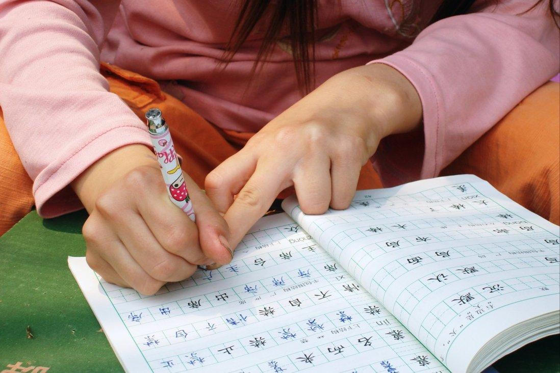 Ông bố bắt hai con 5 và 7 tuổi học trình độ đại học bị vợ đưa ra tòa