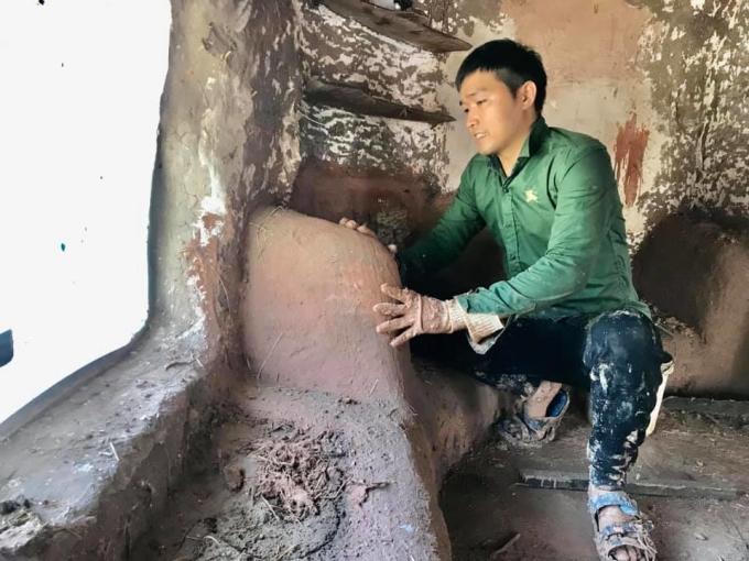 Vợ chồng trẻ bỏ phố về quê, đắp nhà bằng đất