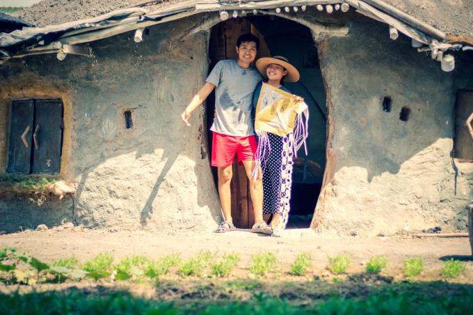 Vợ chồng trẻ bỏ phố về quê, đắp nhà bằng đất