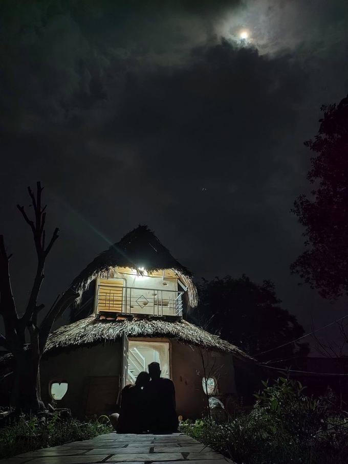 Vợ chồng trẻ bỏ phố về quê, đắp nhà bằng đất