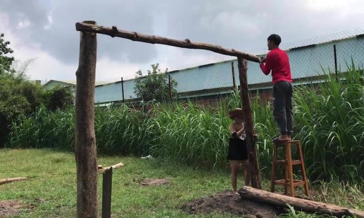 Vợ chồng trẻ bỏ phố về quê, đắp nhà bằng đất