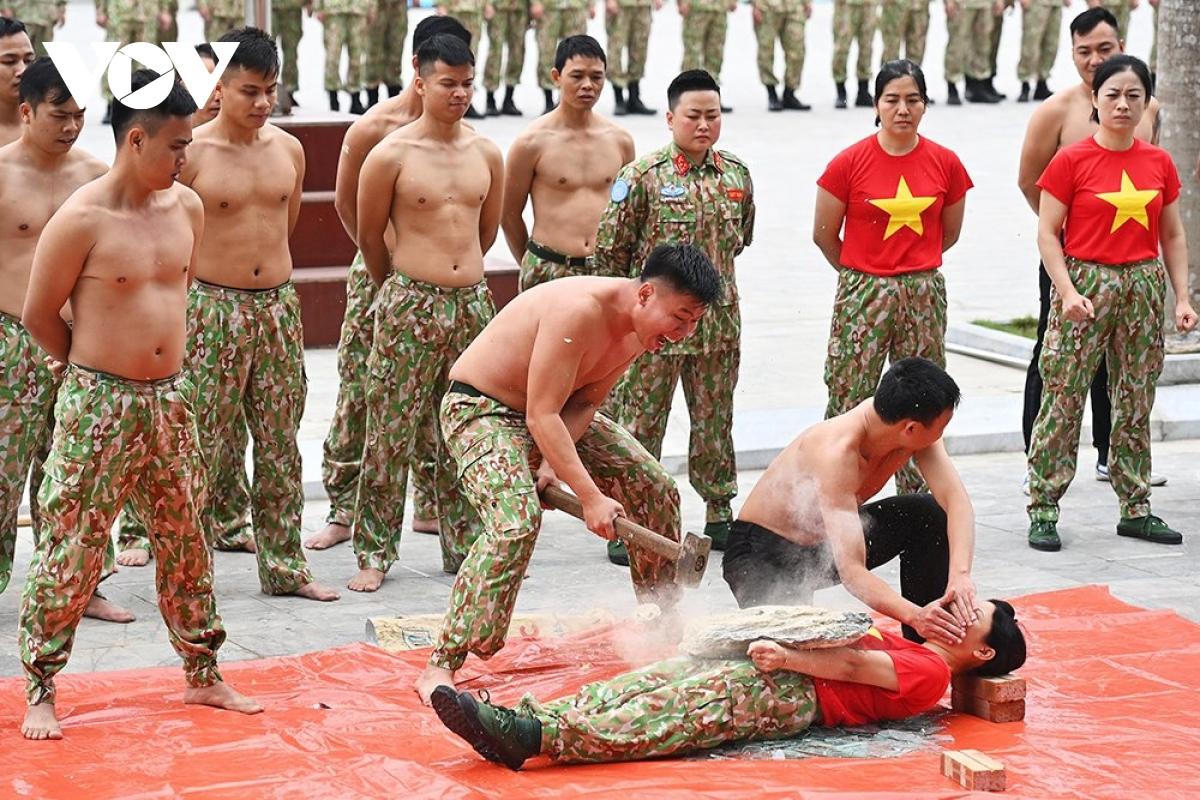 Những màn võ thuật 'cực đỉnh' của chiến sỹ mũ nồi xanh