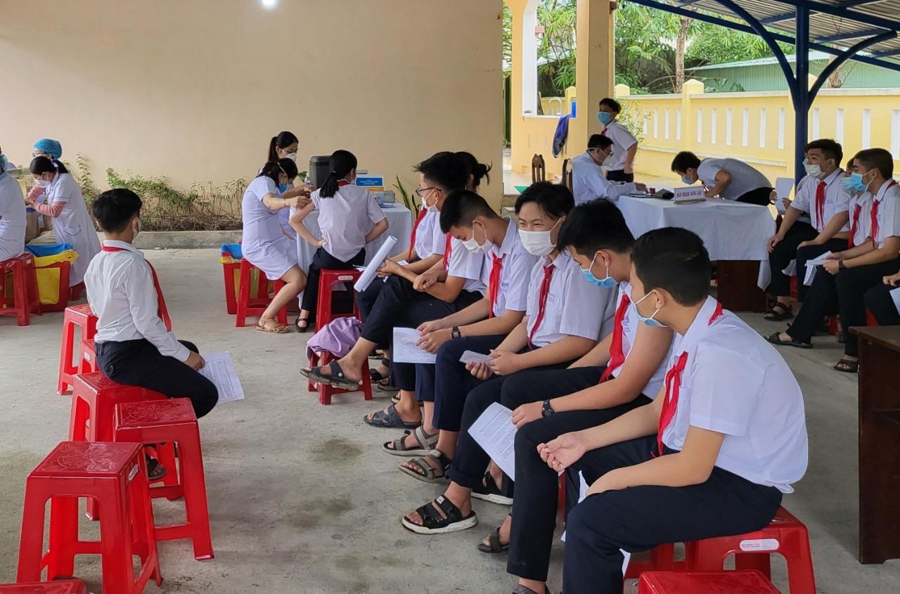 2 nam sinh Quảng Nam báo được tiêm liên tiếp 2 mũi vaccine
