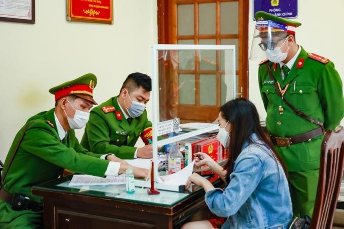 Cô gái bị phạt 2 triệu đồng vì không đeo khẩu trang khi chụp ảnh nơi công cộng