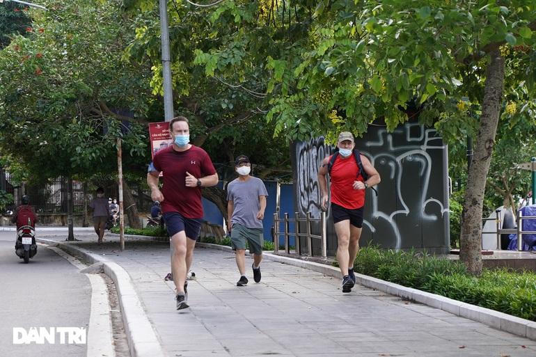 Những hoạt động nào bị cấm ở 8 quận 'vùng cam' Hà Nội?