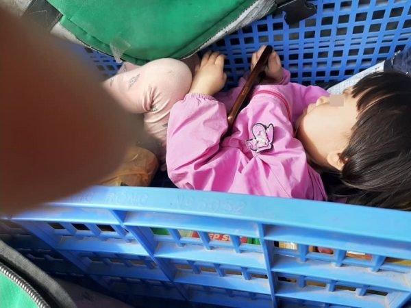 Hình ảnh ông bố shipper đưa con cùng mưu sinh ngày rét khiến nhiều người nghẹn ngào