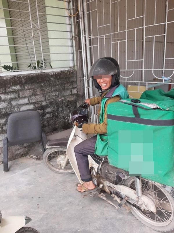 Hình ảnh ông bố shipper đưa con cùng mưu sinh ngày rét khiến nhiều người nghẹn ngào