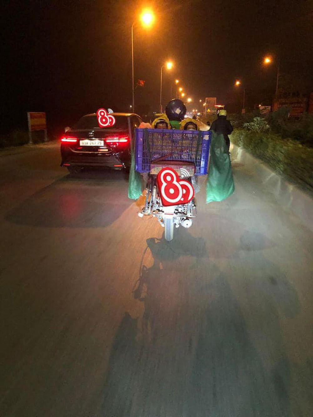 Hình ảnh ông bố shipper đưa con cùng mưu sinh ngày rét khiến nhiều người nghẹn ngào