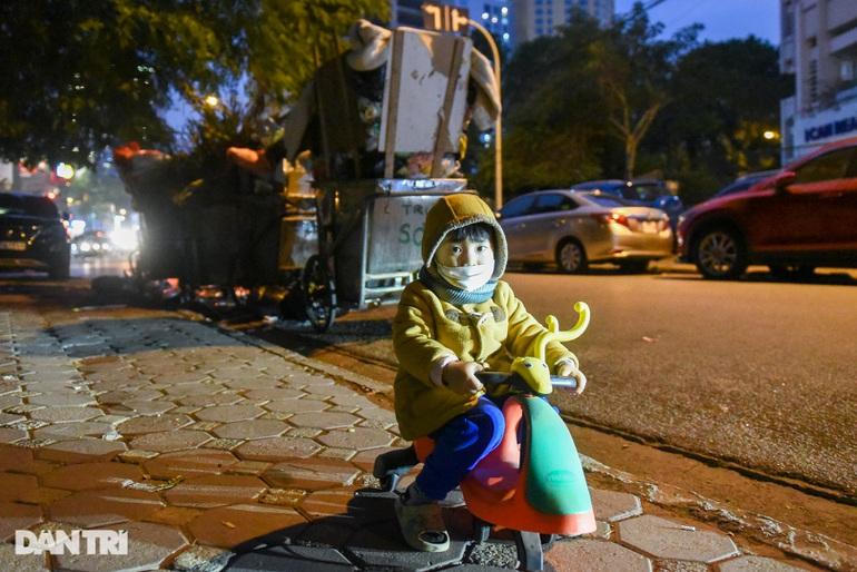 Xúc động chuyện về mẹ lao công đem con 2 tuổi đi dọn rác giữa đêm ở Hà Nội