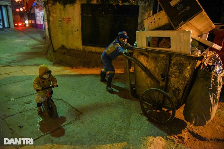 Xúc động chuyện về mẹ lao công đem con 2 tuổi đi dọn rác giữa đêm ở Hà Nội