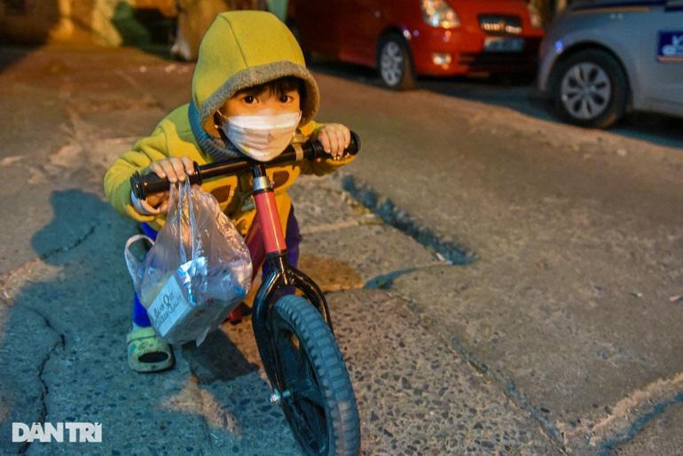 Xúc động chuyện về mẹ lao công đem con 2 tuổi đi dọn rác giữa đêm ở Hà Nội