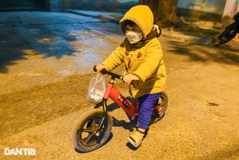 Xúc động chuyện về mẹ lao công đem con 2 tuổi đi dọn rác giữa đêm ở Hà Nội