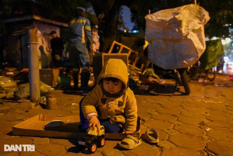 Xúc động chuyện về mẹ lao công đem con 2 tuổi đi dọn rác giữa đêm ở Hà Nội