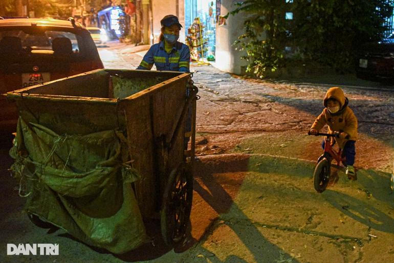 Xúc động chuyện về mẹ lao công đem con 2 tuổi đi dọn rác giữa đêm ở Hà Nội