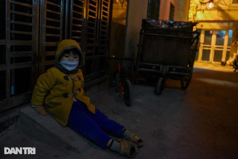 Xúc động chuyện về mẹ lao công đem con 2 tuổi đi dọn rác giữa đêm ở Hà Nội