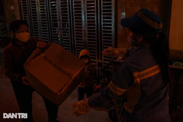 Xúc động chuyện về mẹ lao công đem con 2 tuổi đi dọn rác giữa đêm ở Hà Nội