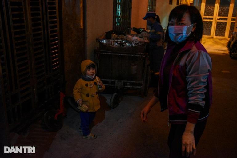 Xúc động chuyện về mẹ lao công đem con 2 tuổi đi dọn rác giữa đêm ở Hà Nội