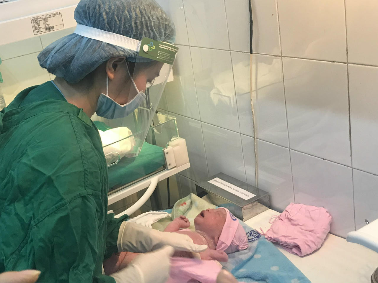 Ngắm những công dân nhí chào đời lúc 0h của năm 2022