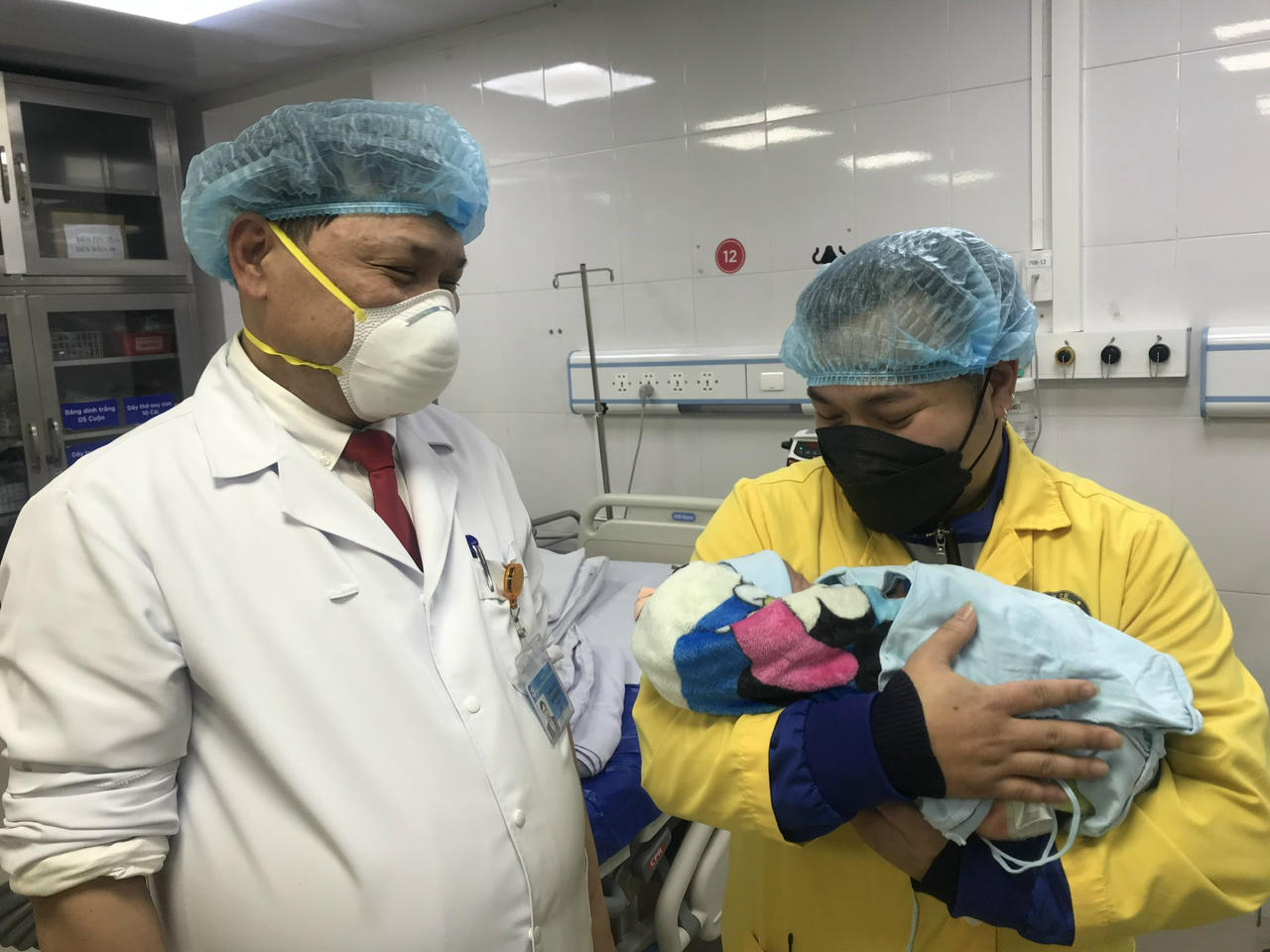 Ngắm những công dân nhí chào đời lúc 0h của năm 2022