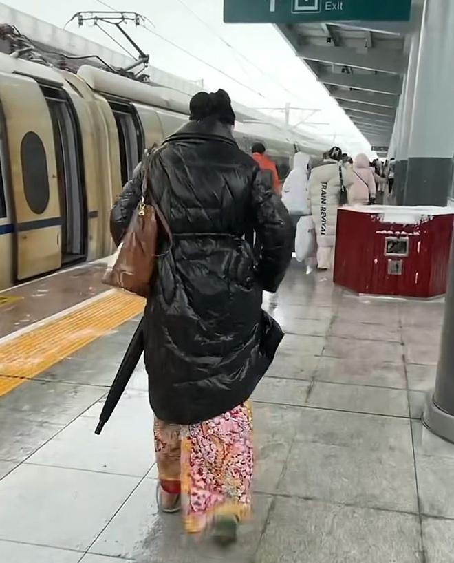 Cô dâu không cần xe hoa, một mình đi tàu điện đến nơi tổ chức cưới