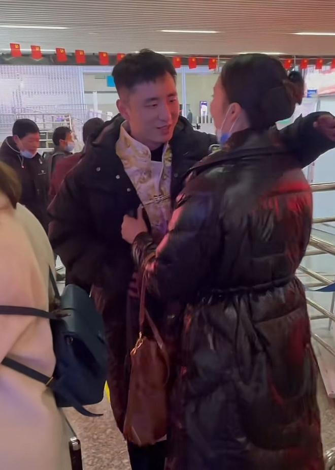 Cô dâu không cần xe hoa, một mình đi tàu điện đến nơi tổ chức cưới