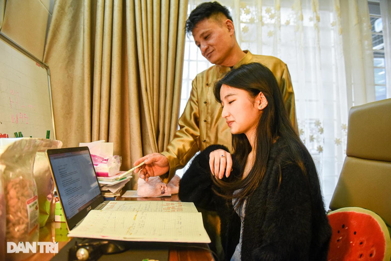 Ông bố 'điên' ở Hà Nội rèn con gái thành hoa hậu, con trai giật học bổng Mỹ