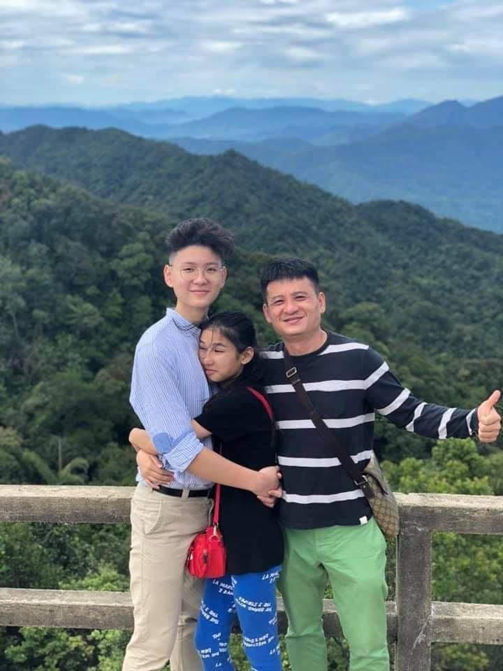 Ông bố 'điên' ở Hà Nội rèn con gái thành hoa hậu, con trai giật học bổng Mỹ