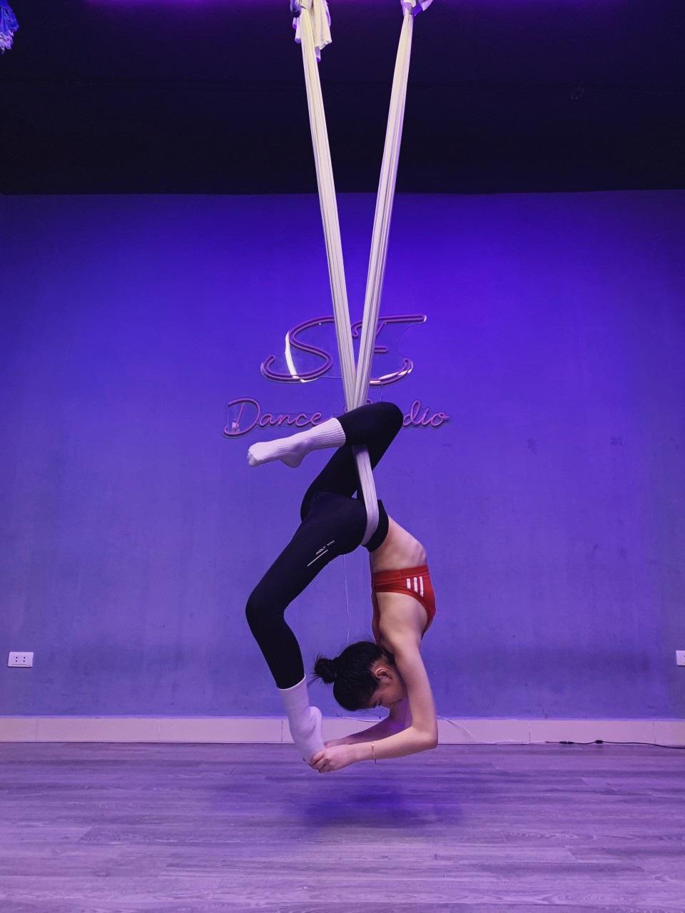 Ông bố 'điên' ở Hà Nội rèn con gái thành hoa hậu, con trai giật học bổng Mỹ