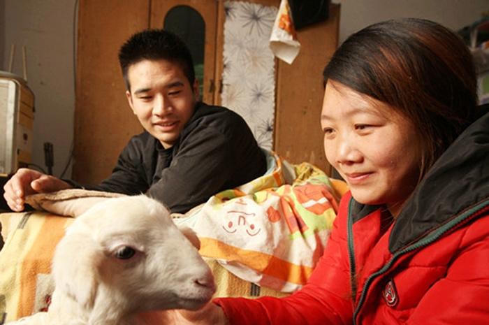 Cô gái xinh đẹp cãi cha mẹ theo chàng trai bại liệt 16 năm trước giờ ra sao?