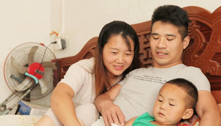 Cô gái xinh đẹp cãi cha mẹ theo chàng trai bại liệt 16 năm trước giờ ra sao?