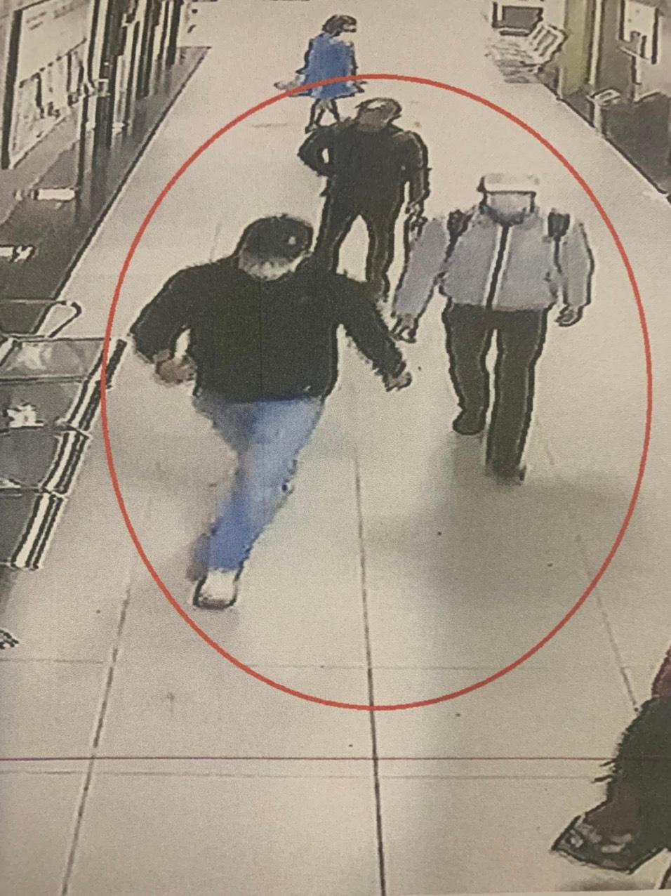 Truy tìm 3 đối tượng xịt hơi cay, cướp tài sản tại chung cư Hà Nội