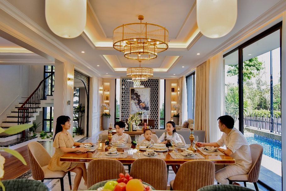 Gia đình 'Ốc' Thanh Vân khám phá không gian sống tại Aqua City