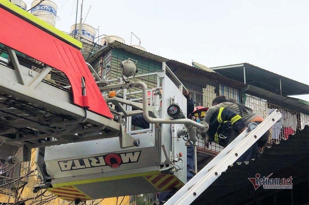 Cháy nhà trong ngõ sâu ở Hà Nội, bé gái mắc kẹt trên tầng tum