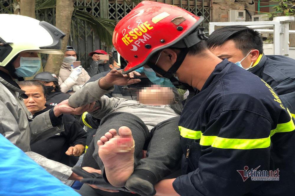 Cháy nhà trong ngõ sâu ở Hà Nội, bé gái mắc kẹt trên tầng tum