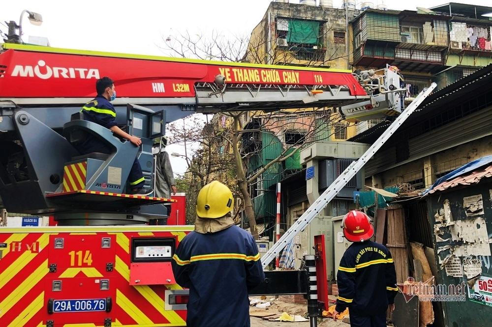 Cháy nhà trong ngõ sâu ở Hà Nội, bé gái mắc kẹt trên tầng tum