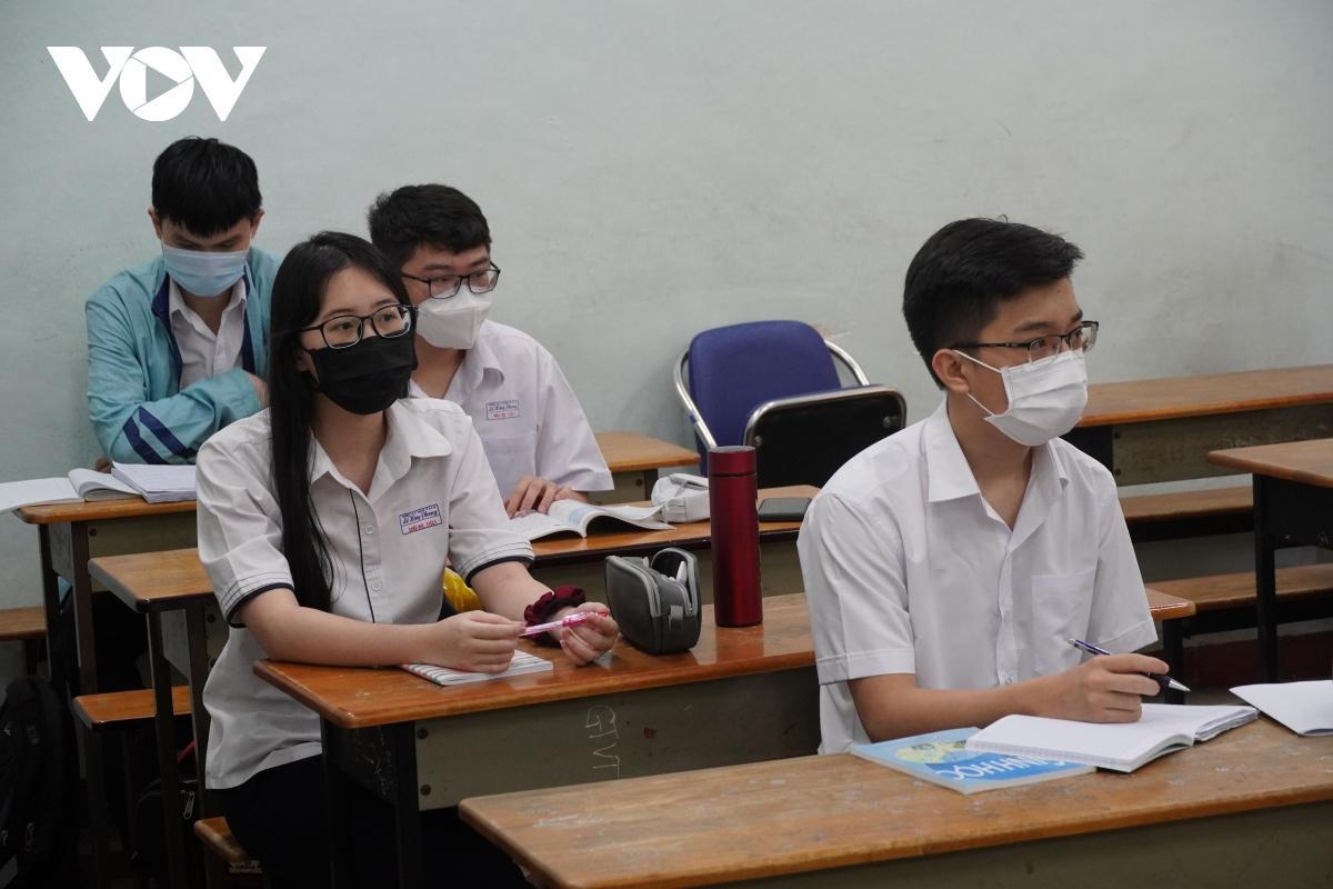 Nhiều học sinh TP HCM rút học bạ về quê vì gia đình gặp khó khăn kinh tế