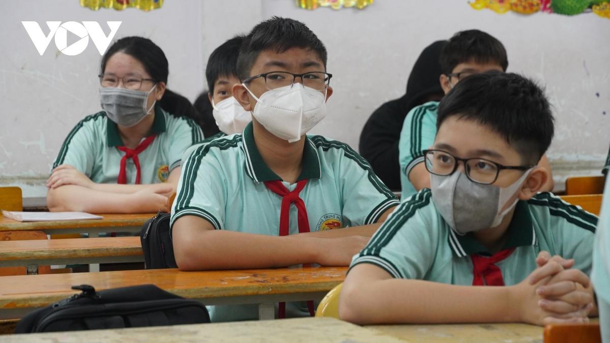 Nhiều học sinh TP HCM rút học bạ về quê vì gia đình gặp khó khăn kinh tế